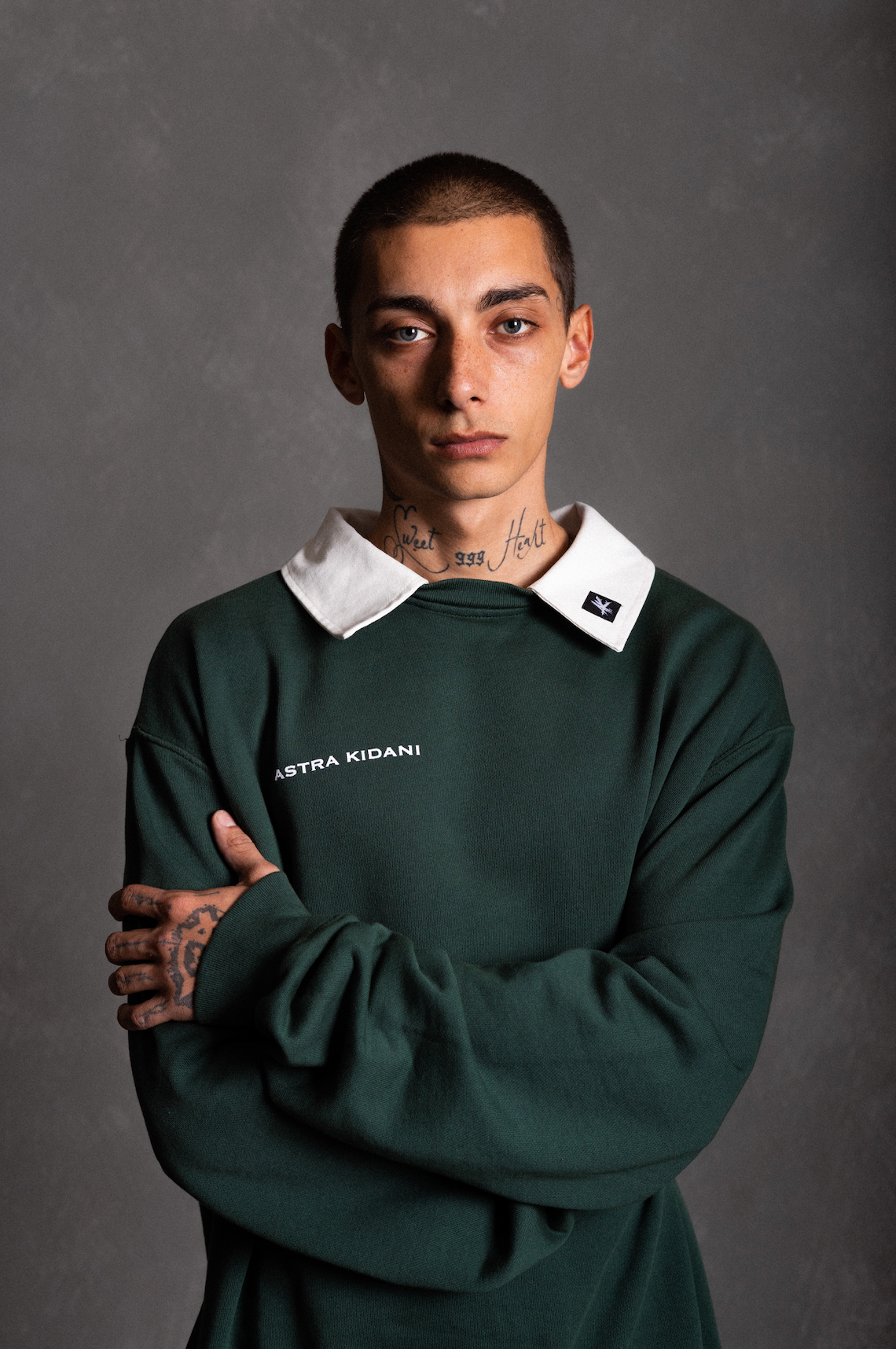 SIGNATURE COLLAR CREWNECK