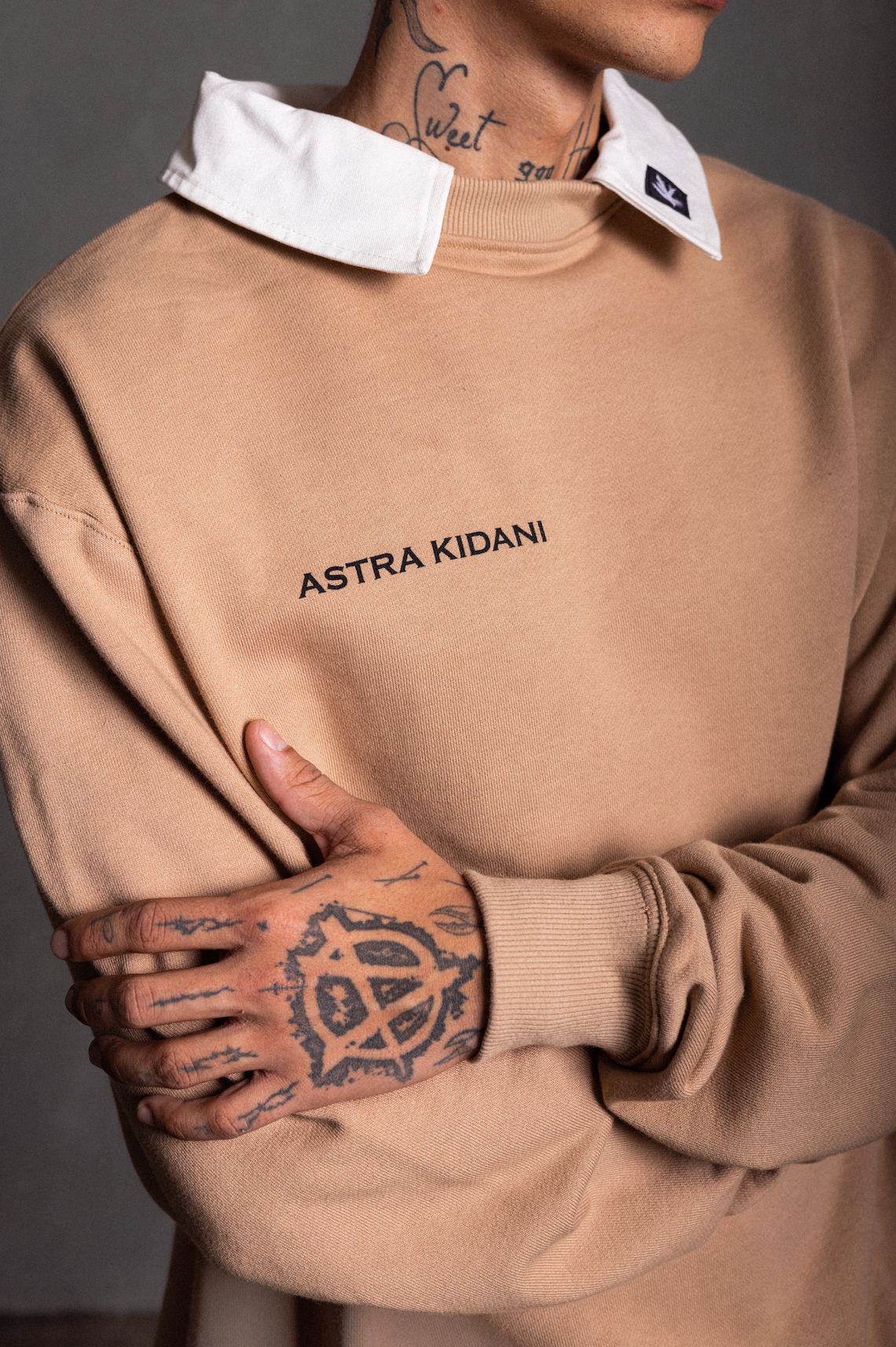 SIGNATURE COLLAR CREWNECK